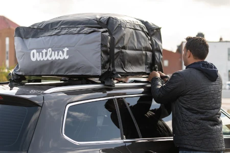 Monterar på en mjuk takbox på bilen